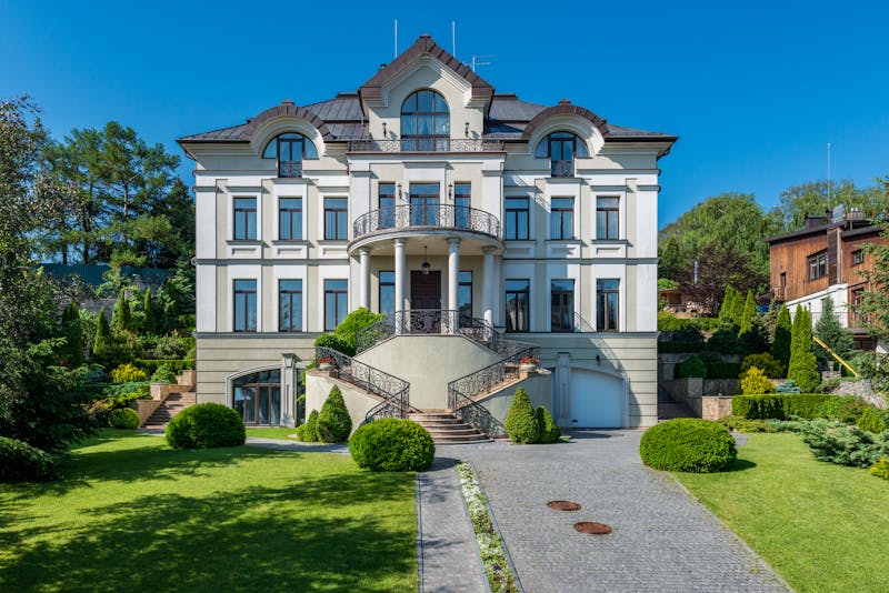 Luxury Dubai Mansion Sells for Record Price

